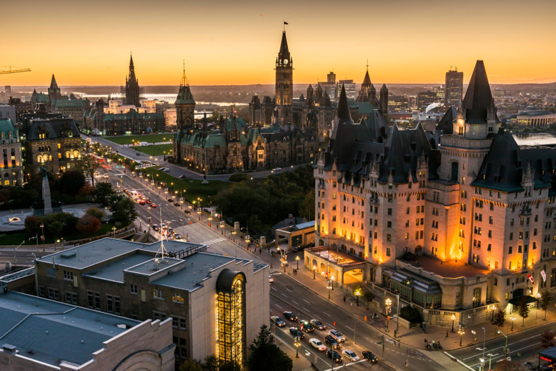 Ottawa city setting near national institutions